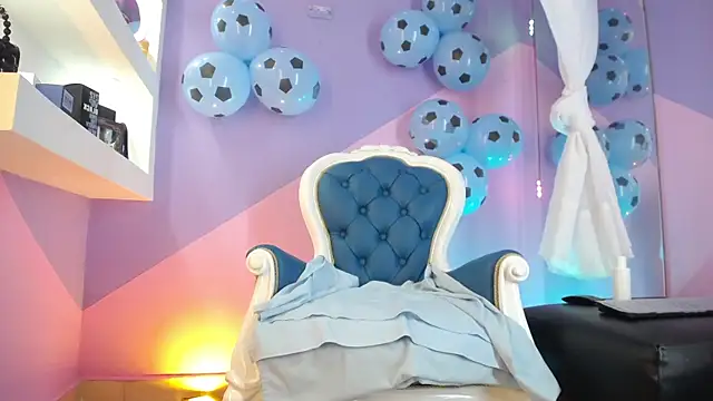 Snapshot of Holly_Watson_ chatting on 13, 6, 2026 Holly Watson online show from 13, 6, 2026