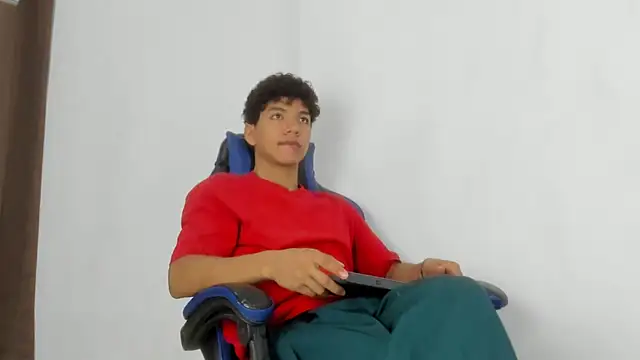 Snapshot of Maximiliano_Young chatting on 17, 6, 2026 Maximiliano Young online show from 17, 6, 2026