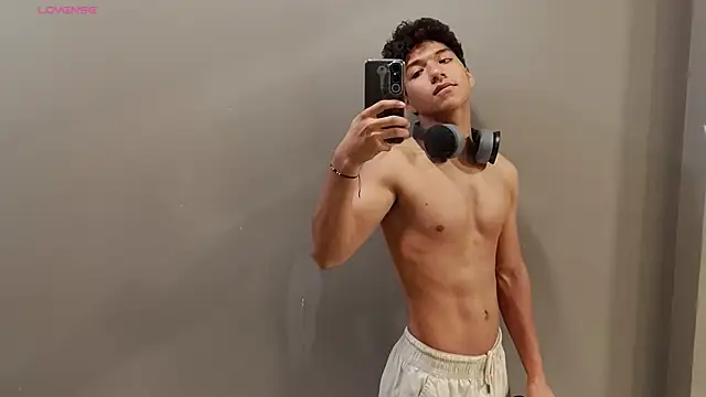 Snapshot of Maximiliano_Young chatting on 14, 7, 2026 Maximiliano Young online show from 14, 7, 2026