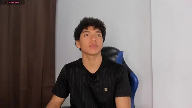 Snapshot of Maximiliano_Young chatting on 4, 6, 2026 Maximiliano Young online show from 4, 6, 2026