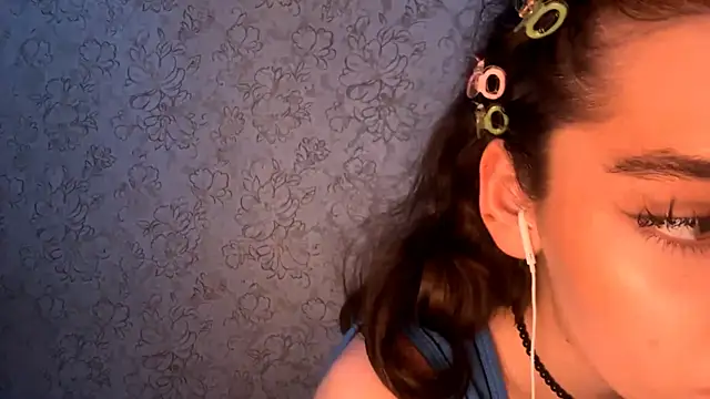 Snapshot of LaceyBatter chatting on 4, 7, 2026 LaceyBatter online show from 4, 7, 2026