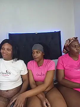 Snapshot of QueenZara_202 chatting on 24, 6, 2026 QueenZara 202 online show from 24, 6, 2026