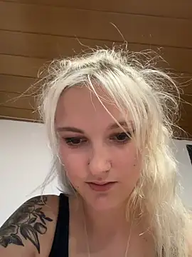 Snapshot of Viviluu_Offiziell chatting on 5, 8, 2026 Viviluu Offiziell online show from 5, 8, 2026