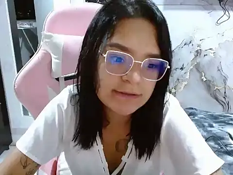 Snapshot of evelovee25 chatting on 2, 6, 2026 evelovee25 online show from 2, 6, 2026