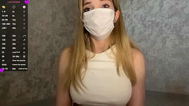 Snapshot of LunaHoke chatting on 10, 6, 2026 LunaHoke online show from 10, 6, 2026