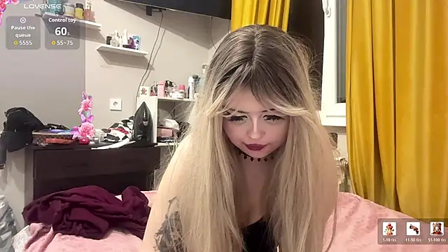 Snapshot of moonluv33 chatting on 19, 7, 2026 moonluv33 online show from 19, 7, 2026