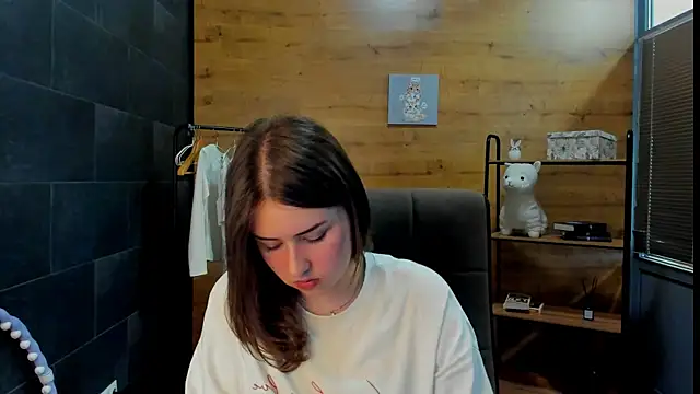 Snapshot of PaulineeJones chatting on 9, 6, 2026 PaulineeJones online show from 9, 6, 2026