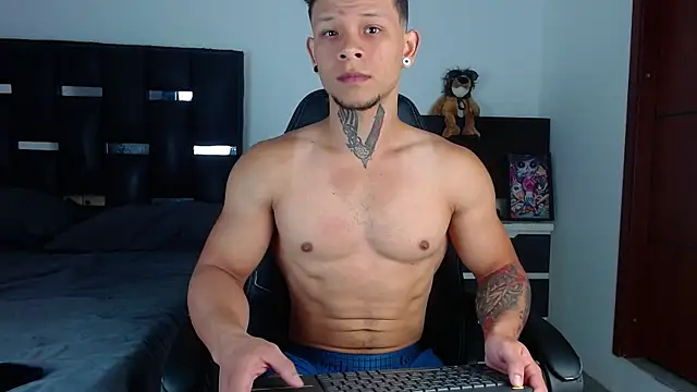 Snapshot of Erosscott_ chatting on 4, 7, 2026 Erosscott online show from 4, 7, 2026