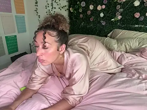 LyraCovee online show from 7, 6, 2026