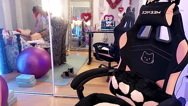 youngmilfBlossom online show from 31, 7, 2026