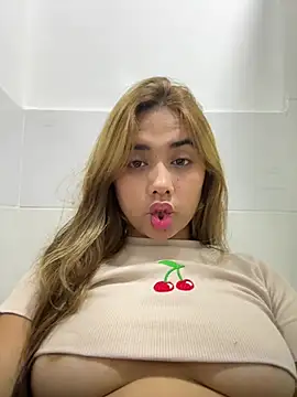 Snapshot of Issie_01 chatting on 5, 7, 2026 Issie 01 online show from 5, 7, 2026