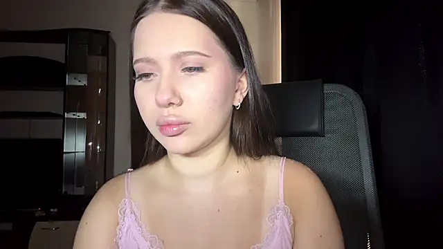 Snapshot of KarlyBiringer chatting on 7, 6, 2026 KarlyBiringer online show from 7, 6, 2026