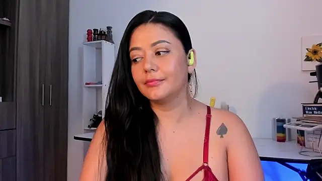 LauraToro  online show from 13, 6, 2026