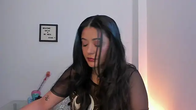 LauraToro  online show from 24, 2, 2026