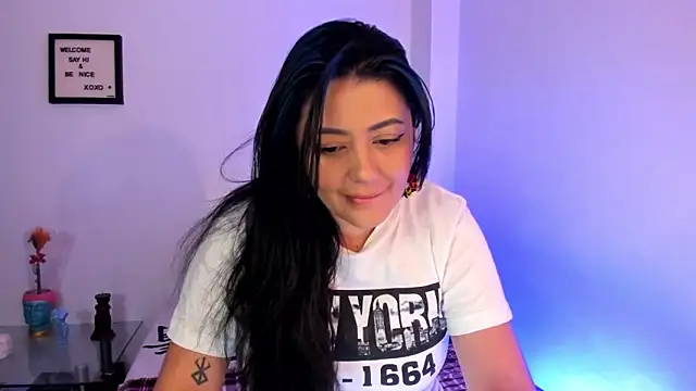 LauraToro  online show from 20, 12, 2025