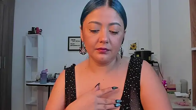 LauraToro  online show from 8, 4, 2026