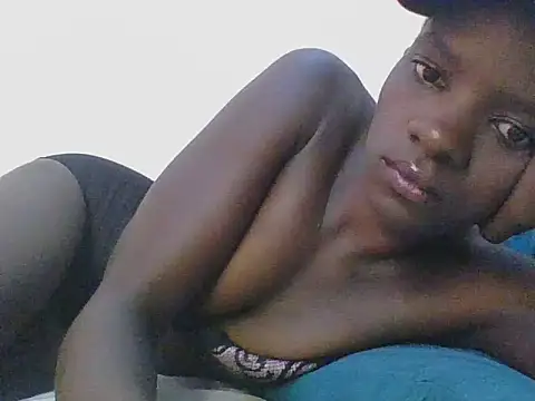 Snapshot of ebonypetite2 chatting on 7, 7, 2026 ebonypetite2 online show from 7, 7, 2026