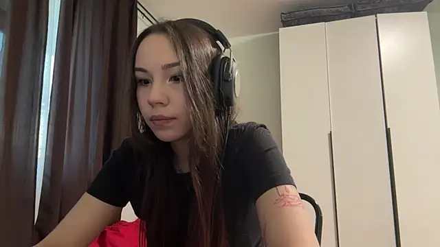 Snapshot of HotGirlMilla chatting on 19, 6, 2026 HotGirlMilla online show from 19, 6, 2026