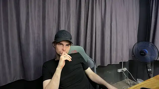 Snapshot of matthewglitch chatting on 11, 6, 2026 matthewglitch online show from 11, 6, 2026