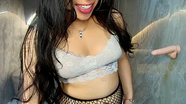 Snapshot of Mia__r_ chatting on 19, 6, 2026 Mia r online show from 19, 6, 2026