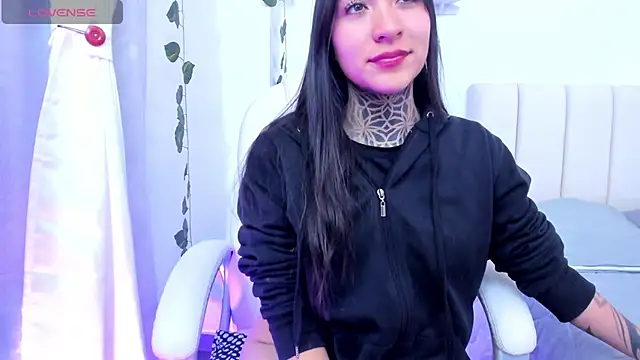 Snapshot of isasaenz_ chatting on 6, 8, 2026 isasaenz online show from 6, 8, 2026