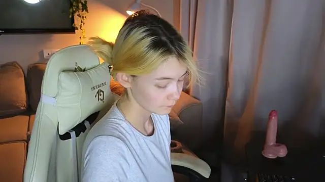 Emily Miu online show from 21, 7, 2026