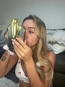 Snapshot of Harrietbronzex chatting on 3, 8, 2026 Harrietbronzex online show from 3, 8, 2026