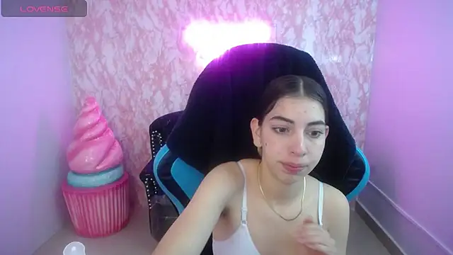 Snapshot of KiaraStar_ch chatting on 8, 7, 2026 KiaraStar ch online show from 8, 7, 2026