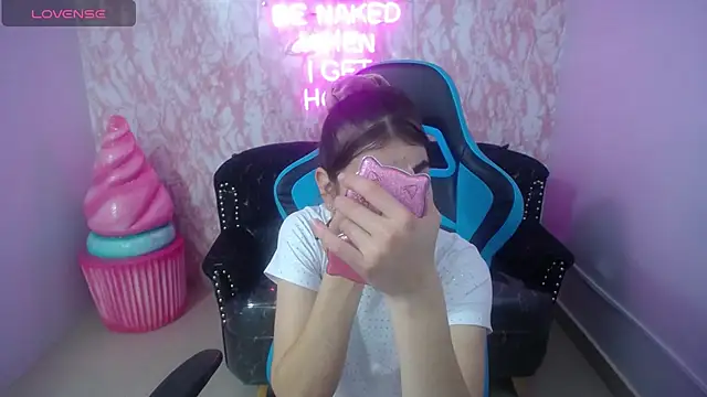 Snapshot of KiaraStar_ch chatting on 9, 7, 2026 KiaraStar ch online show from 9, 7, 2026