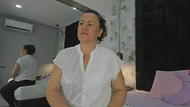 Snapshot of CharlotteG_ chatting on 4, 7, 2026 CharlotteG online show from 4, 7, 2026
