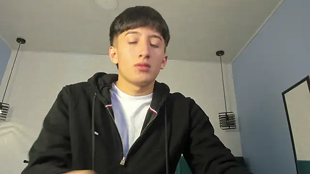 Snapshot of alejo_leon chatting on 19, 6, 2026 alejo leon online show from 19, 6, 2026