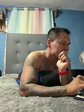 Snapshot of LatinoLeones chatting on 5, 8, 2026 LatinoLeones online show from 5, 8, 2026