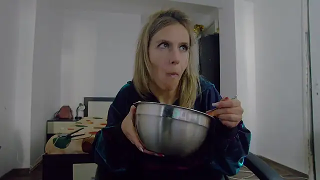 Snapshot of DedeSibel chatting on 10, 10, 2025 DedeSibel online show from 10, 10, 2025