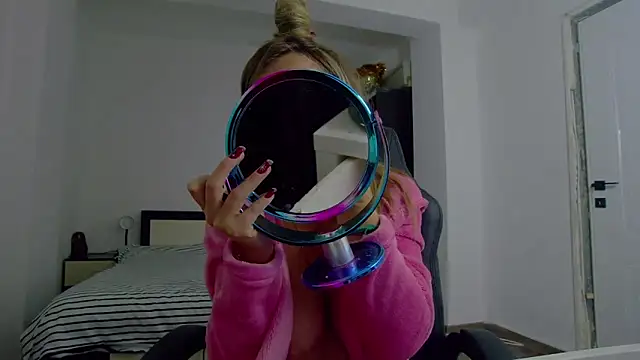 Snapshot of DedeSibel chatting on 28, 11, 2025 DedeSibel online show from 28, 11, 2025