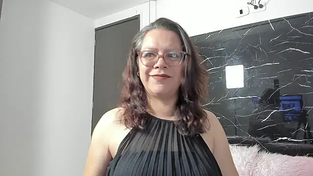 Snapshot of ELLE_HADID chatting on 22, 6, 2026 ELLE HADID online show from 22, 6, 2026