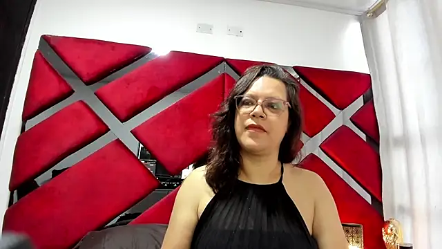 Snapshot of ELLE_HADID chatting on 8, 7, 2026 ELLE HADID online show from 8, 7, 2026