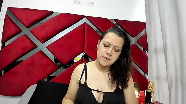 Snapshot of ELLE_HADID chatting on 18, 7, 2026 ELLE HADID online show from 18, 7, 2026