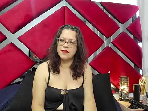 Snapshot of ELLE_HADID chatting on 2, 7, 2026 ELLE HADID online show from 2, 7, 2026
