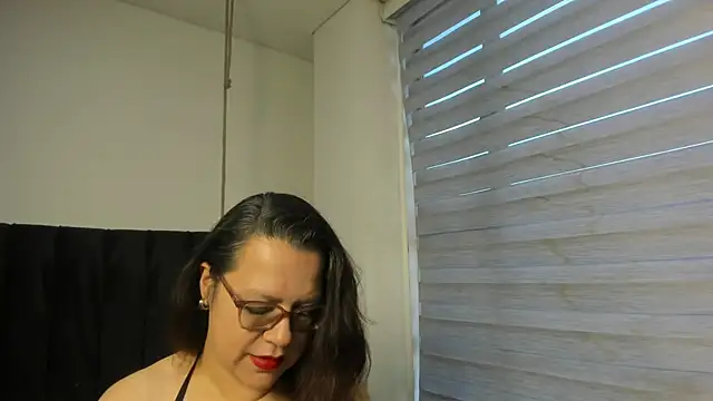 Snapshot of ELLE_HADID chatting on 28, 7, 2026 ELLE HADID online show from 28, 7, 2026