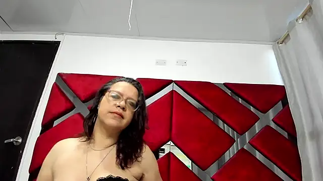 Snapshot of ELLE_HADID chatting on 10, 7, 2026 ELLE HADID online show from 10, 7, 2026