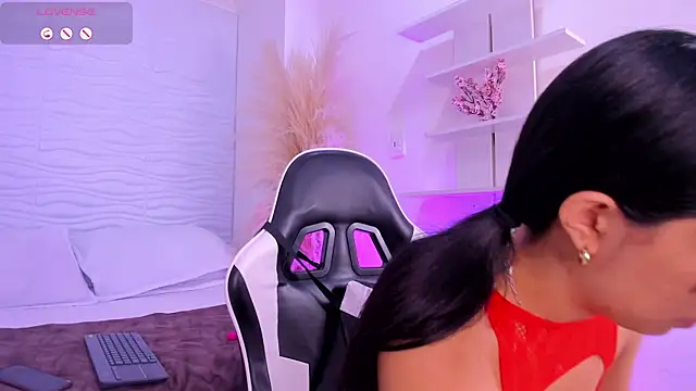 Snapshot of AylinLove_ chatting on 6, 8, 2026 AylinLove online show from 6, 8, 2026
