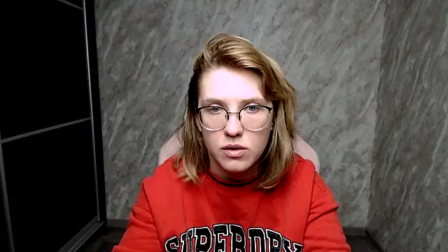 Reginasmilee online show from 5, 3, 2025