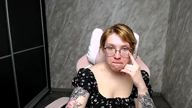Reginasmilee online show from 10, 3, 2025