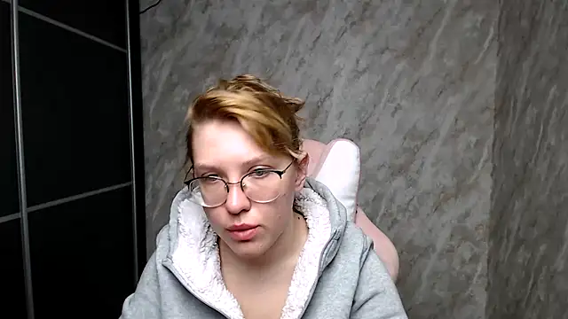 Reginasmilee online show from 12, 3, 2025