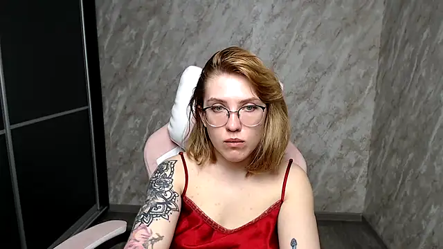 Reginasmilee online show from 7, 3, 2025