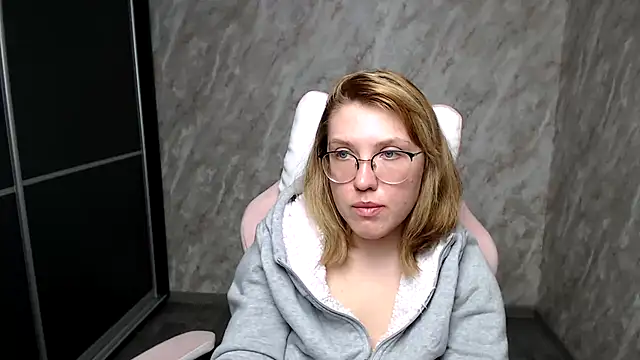 Reginasmilee online show from 11, 3, 2025