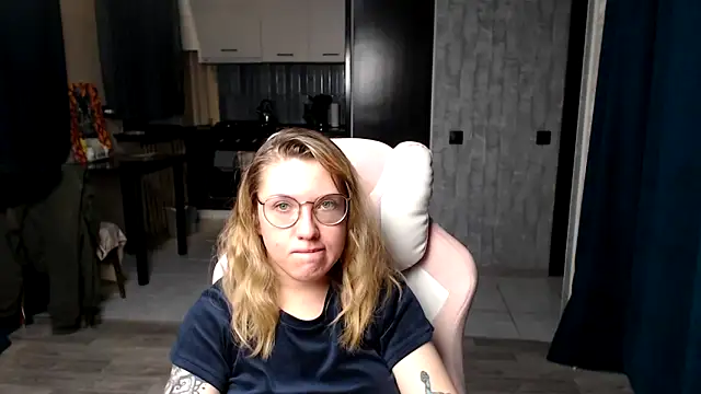 Reginasmilee online show from 16, 9, 2025