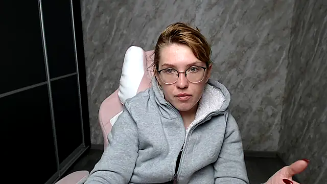 Reginasmilee online show from 13, 3, 2025
