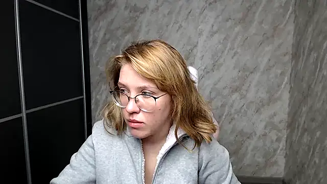 Reginasmilee online show from 14, 3, 2025