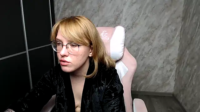 Reginasmilee online show from 15, 3, 2025